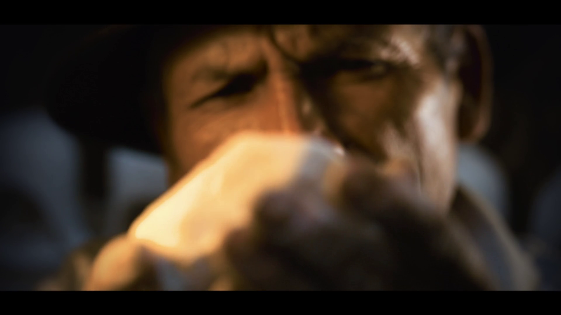 Artesano observando su creación